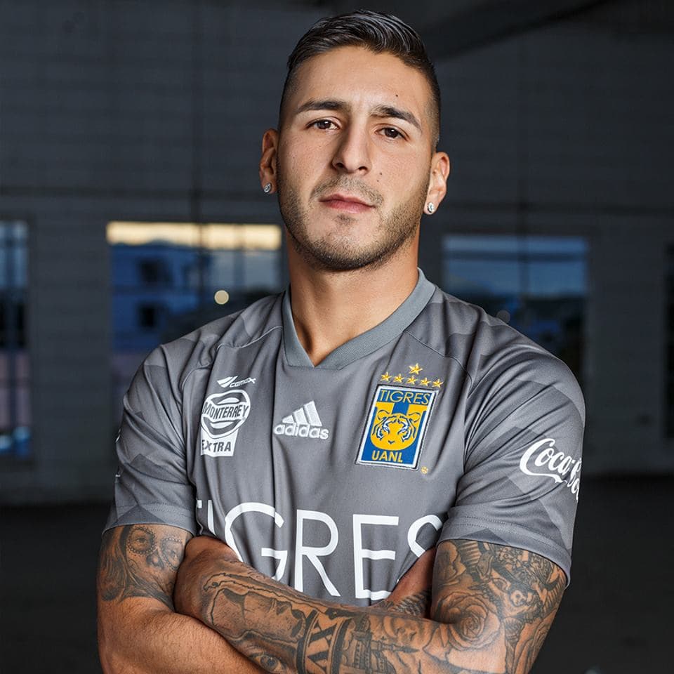 Además, agregó el equipo que "la nueva playera hace alusión a la piel de tigre con detalles en las mangas en gris carbón".