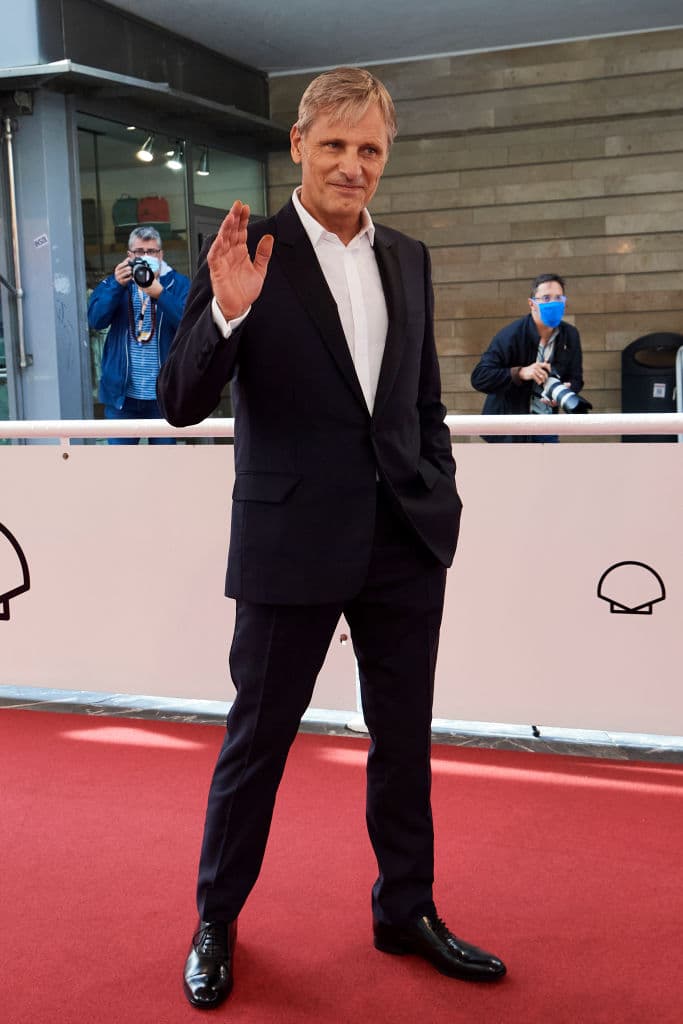 Tras vivir en Argentina junto a sus padres (uno danés y otro estadounidense) por lo que domina el español, inglés y danés, además habla un poco de italiano y francés.
<br>