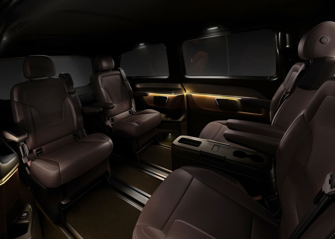 Los asientos pueden ser configurados como el jugador desee e incluye un potente sistema de sonido por si desea aislarse del ruido exterior. Dependiendo de la variante, este modelo puede llegar a costar hasta 100,000 euros, sobre todo si está equipado con el motor más potente e incluye extras.