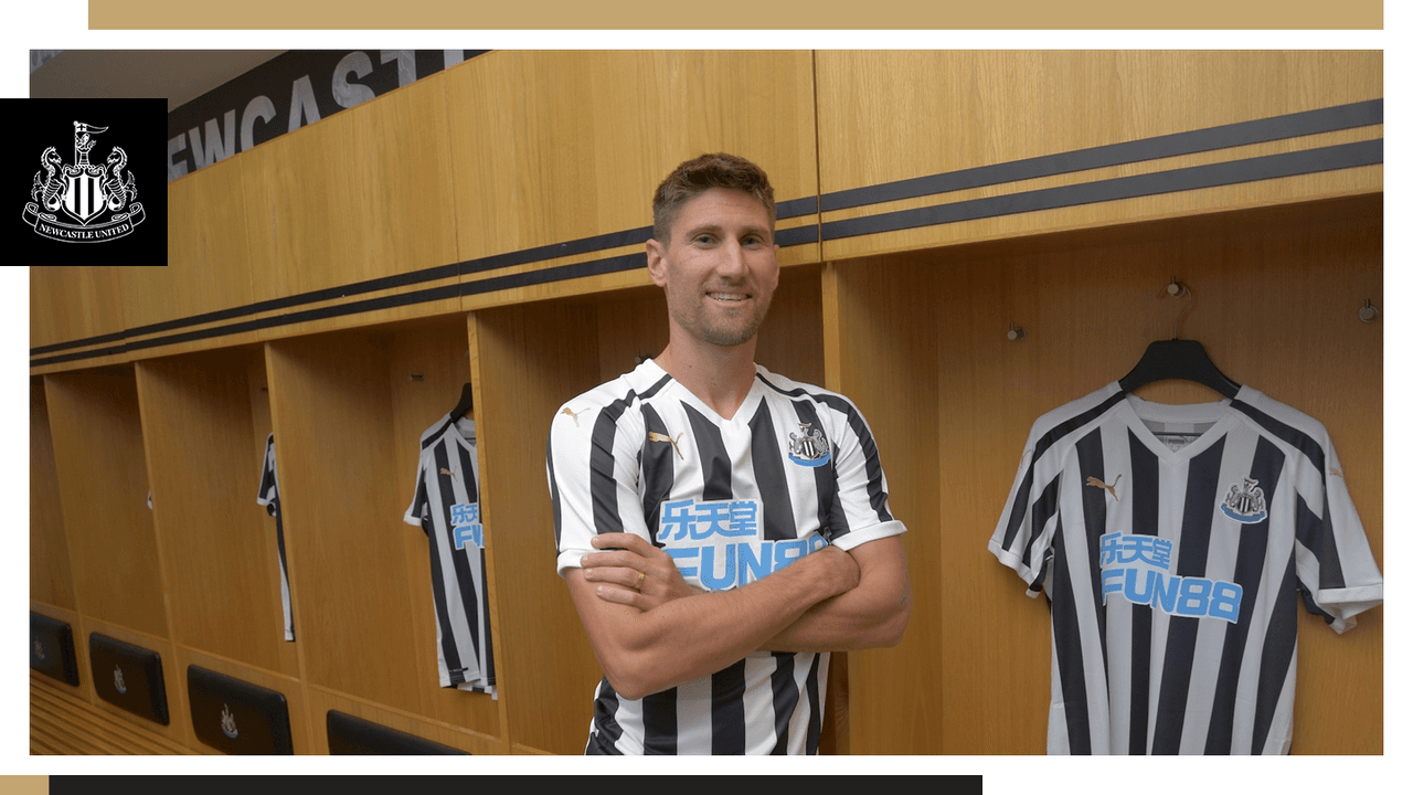Federico Fernández (Swansea City) pasa al Newcastle United.