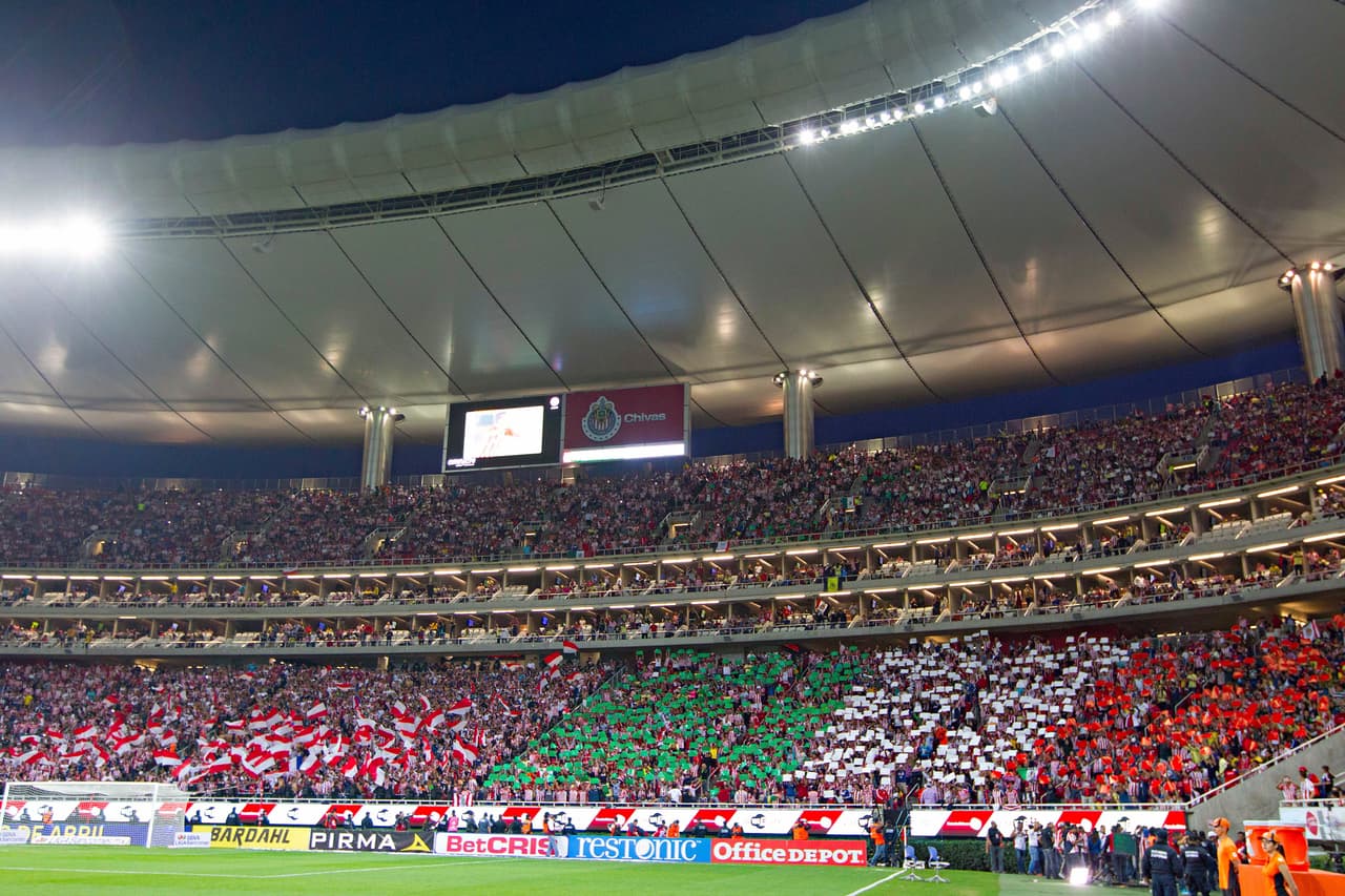 El estadio con la bandera mexicana y los colores del 'Rebaño sagrado' fueron parte del Clásico 220 contra América, que el visitante ganó 2-1 en el estadio de Guadalajara.