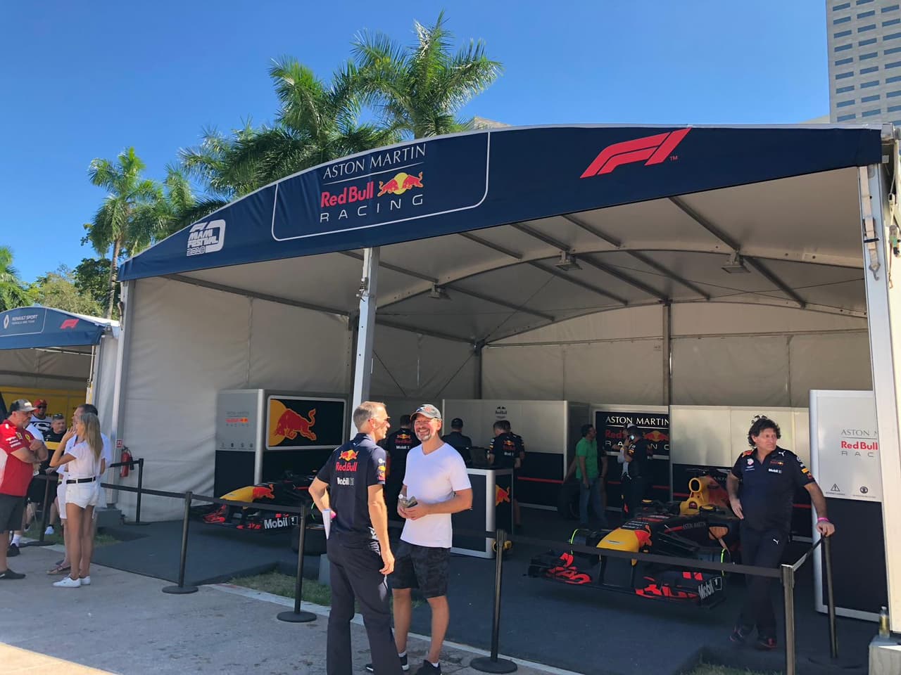 También se instalaron un estilo de
<i>boxes </i>en los que los equipos Aston Martin, Red Bull Racing y Renault Sport Formula One Team exhibieron sus coches.