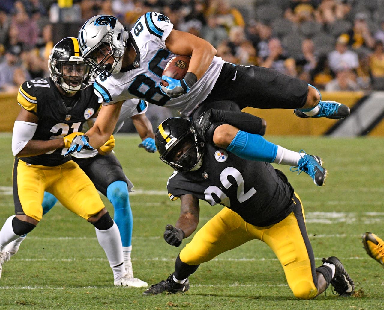 <b>Panthers 24-39 Steelers</b>. El receptor abierto de Pittsburgh Tevin Jones tuvo tres recepciones para 90 yardas y dos anotaciones en al triunfo de su equipos sobre Carolina. No jugó Cam Newton.