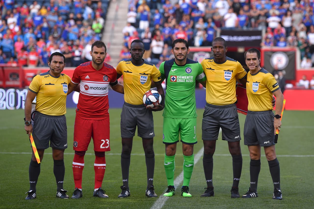 La tradicional fotografía de los capitanes con los árbitros.