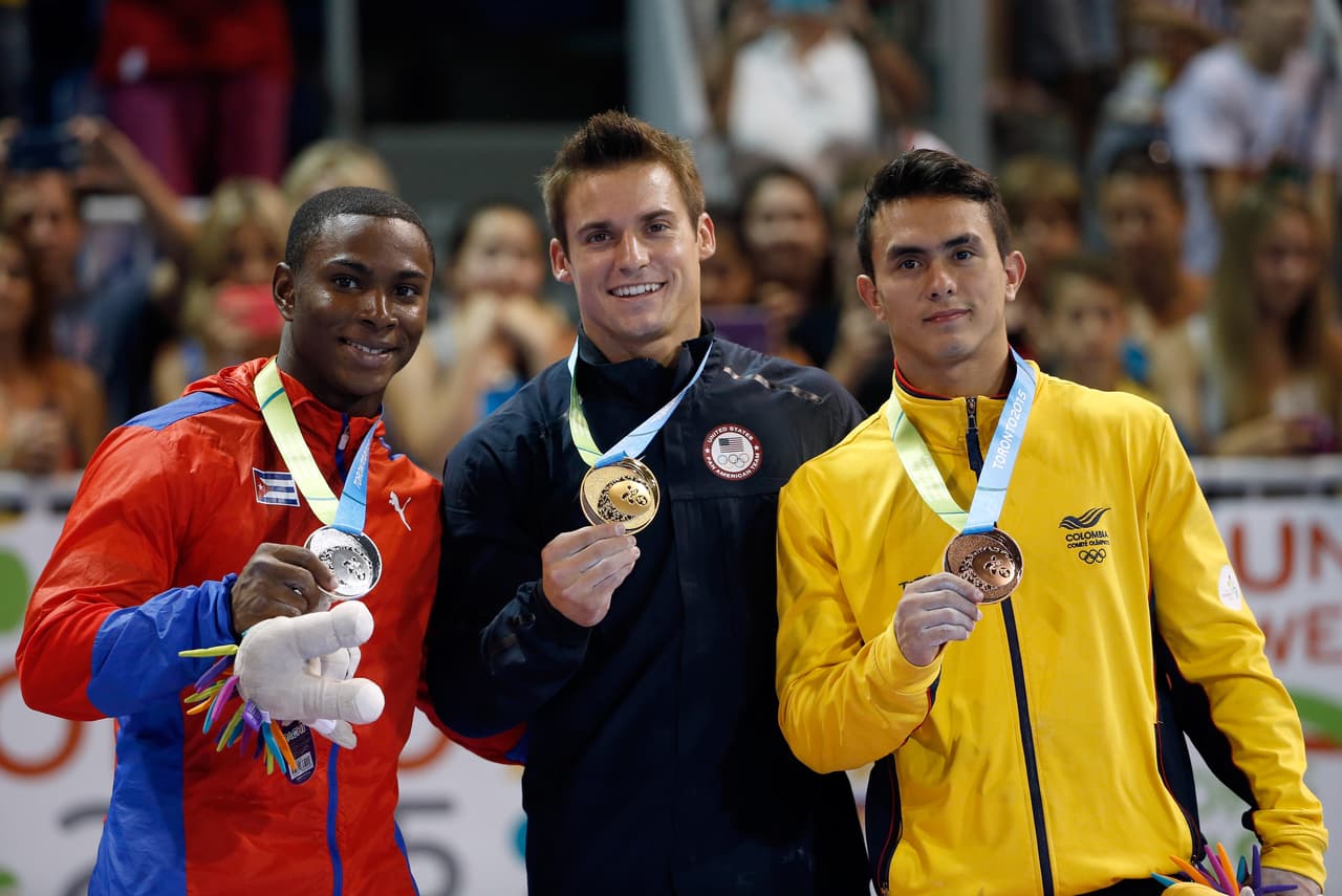 Jossimar Calvo llevaba un rostro serio, y en vez de mostrar orgulloso su medalla de bronce la escondió debajo de la chaqueta deportiva amarilla, cuya cremallera estaba cerrada hasta arriba. El gimnasta colombiano no estaba satisfecho con su resultado. El cubano Manrique Larduet lucía incluso más contrariado, y eso que consiguió la plata.
