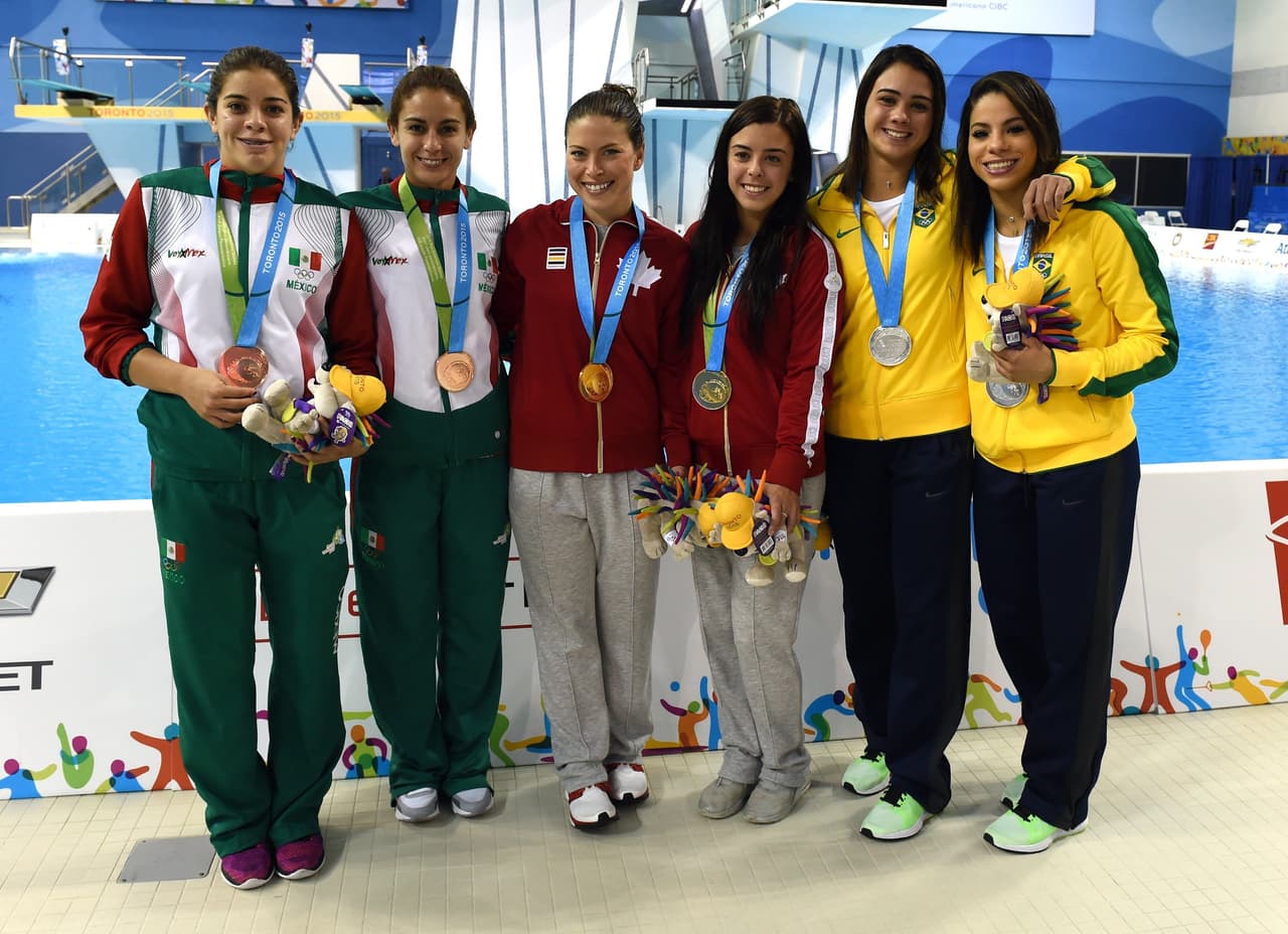 La mexicana Paola Espinosa no pudo revalidar el oro en la final de clavado sincronizado en plataforma de 10 metros el lunes en los Juegos Panamericanos de Toronto.