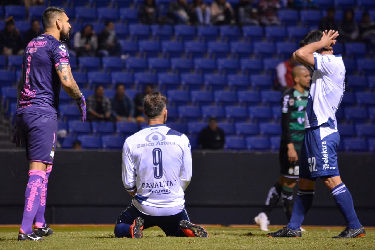 En el área de Santos Laguna también hubo milagros que impidieron el gol de Puebla, consumándose el 1-1 final en el marcador.