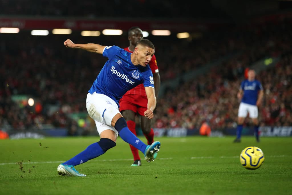 El delantero brasileño, Richarlison, dispara con furia y potencia para vencer a Adrián y acercar de nuevo al Everton.