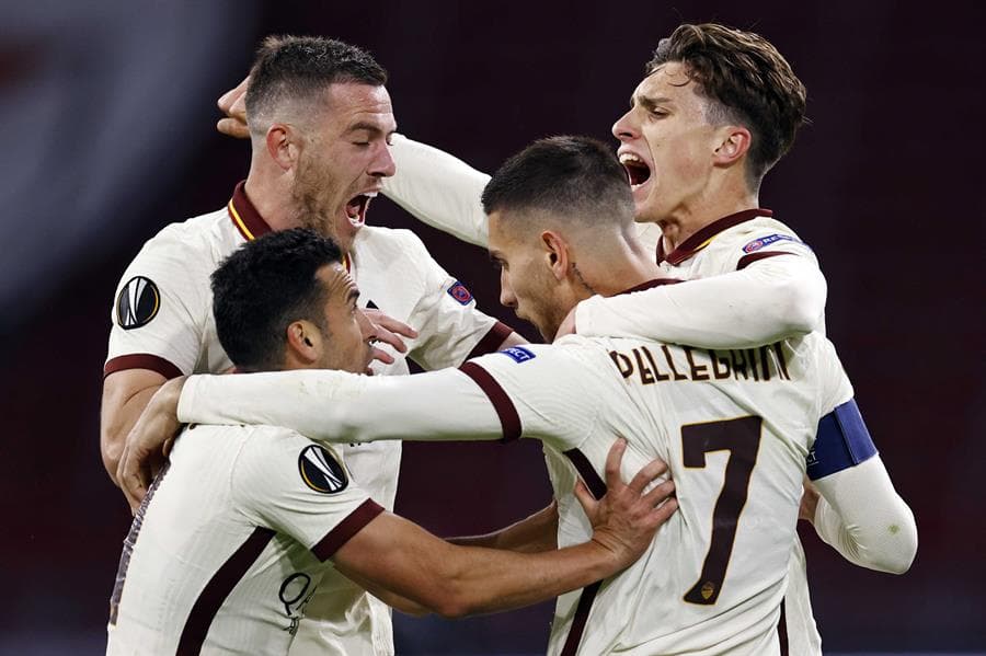 Roma, con dos goles, se impone al Ajax 2-1 durante el partido de ida de los Cuartos de Final de la UEFA Europa League. Davy Klassen le daba la victoria parcial a los de Ámsterdam, pero la escuadra de 'La Loba' remontó y le dio la vuelta al partido con goles de Lorenzo Pellegrini y Roger da Silva.