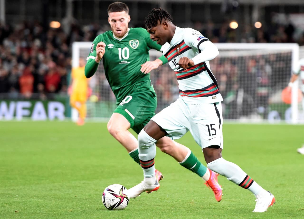 Portugal no puede ante Irlanda y se van 0-0 durante la fase de grupos de la UEFA, rumbo a la Copa del Mundo. La escuadra lusa se quedó con 10 hombres al minuto 81' y Cristiano no vio el gol. El conjunto del 'Bicho' se jugará el pase en Serbia.