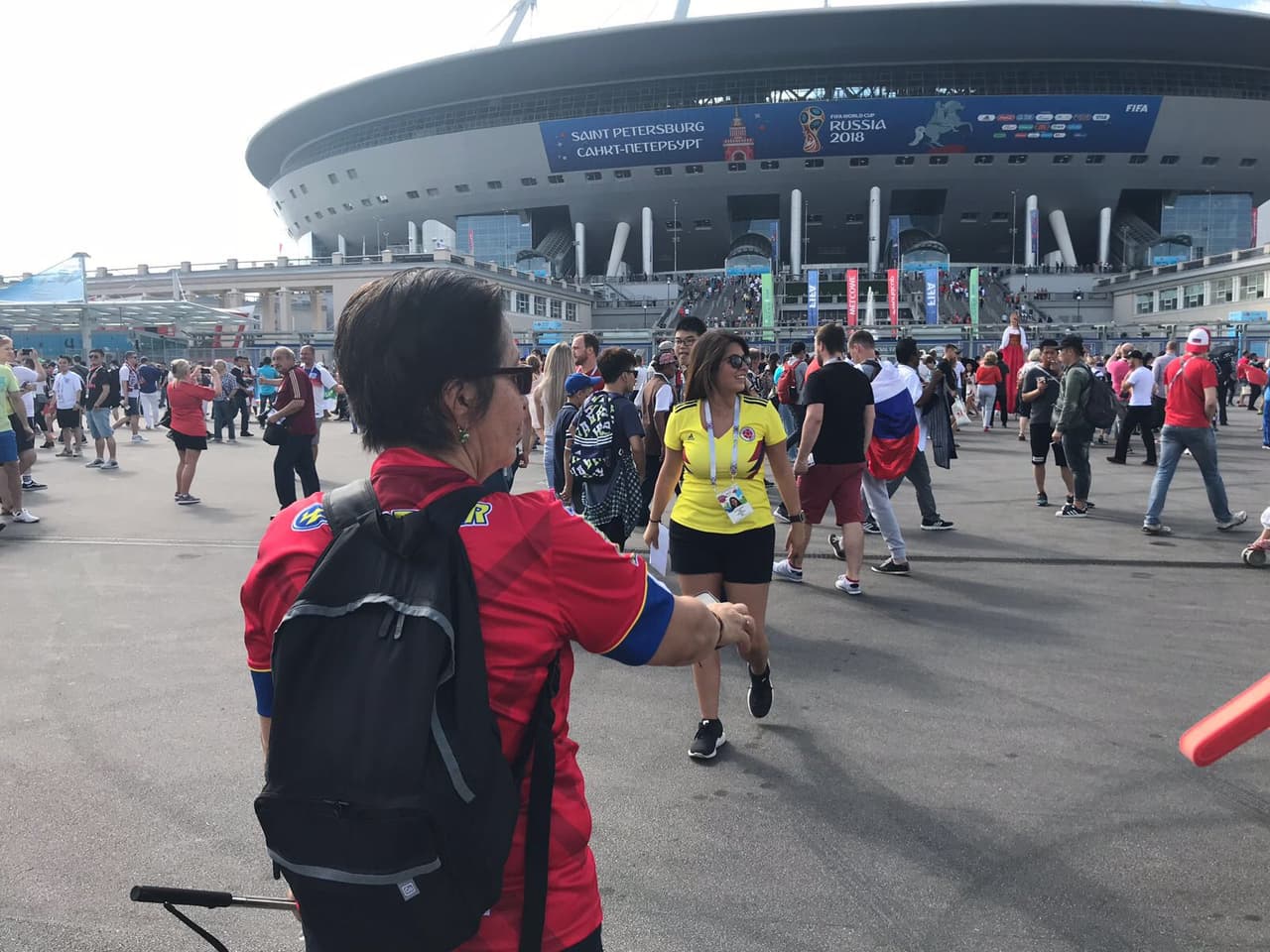 Los fanáticos se acercan al estadio de San Petersburgo para disfrutar de la definición del tercer lugar del Mundial de Rusia 2018 entre Bélgica e Inglaterra.