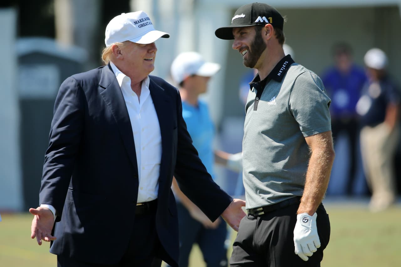 Junto a Tiger, Dustin Johnson ha estado en las canchas con Trump.