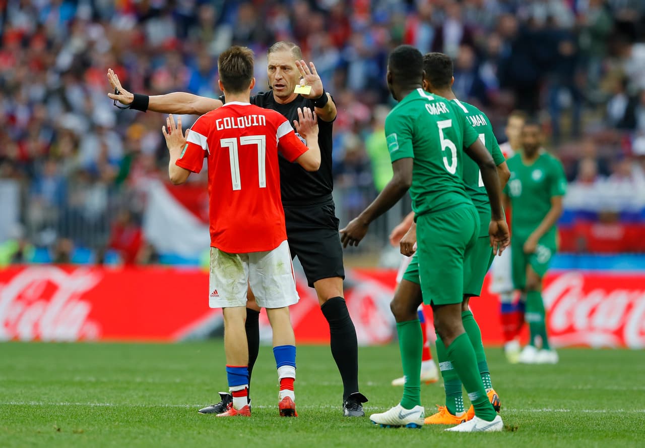 No tuvo mayores desafíos y amonestó a dos jugadores: Aleksandr Golovin y Taisir Al Jassim, ambos sobre el final del partido.