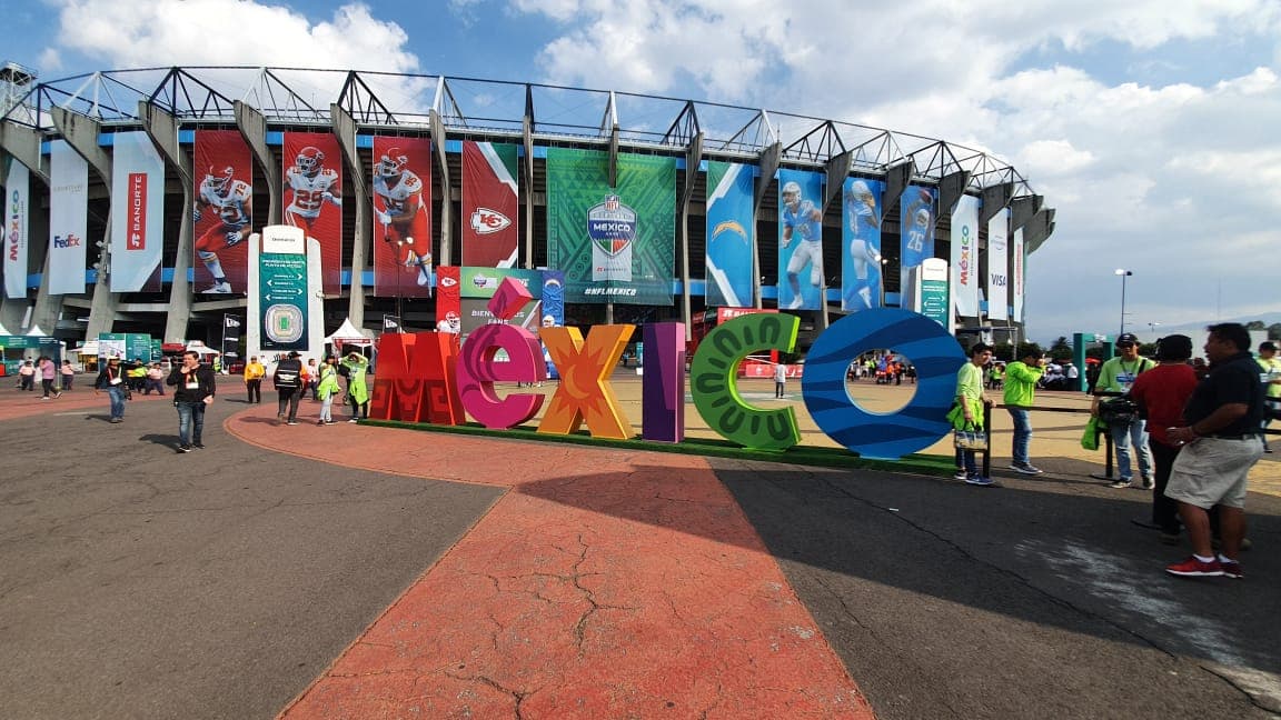 Predominan los colores rojo y azul en las inmediaciones del Estadio Azteca.