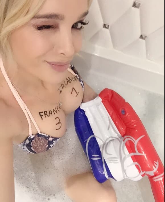 La espectacular francesa es una ferviente aficionada al fútbol y desea que la selección de su país se consagre en la Eurocopa.