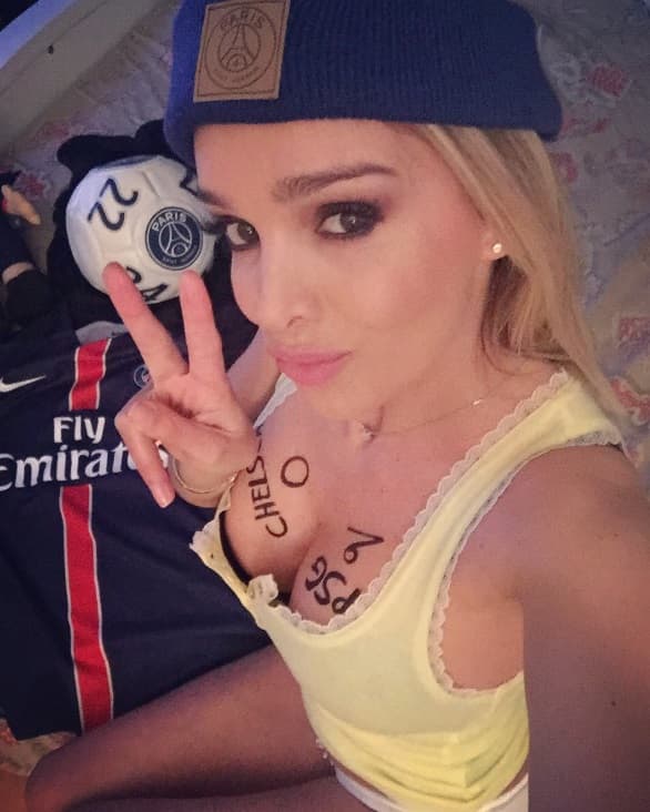 La espectacular francesa es una ferviente aficionada al fútbol y desea que la selección de su país se consagre en la Eurocopa.