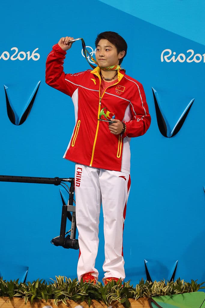 El medallista más joven fue el chino Ren Qian, campeón de plataforma 10 metros de salto de trampolín con 15 años y 180 días.