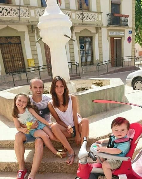 Su otros grandes amores son su hijo Paolo y su esposa Anna Ortiz.