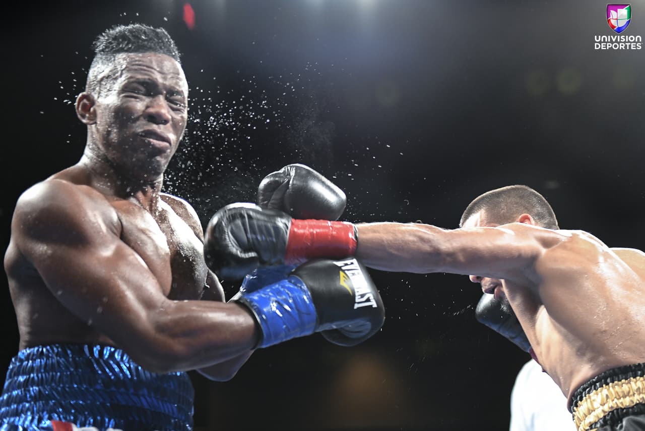 El hijo de la leyenda, oriundo de Fort Lauderdale, Florida, hizo su impresionante debut profesional en peso wélter (1-0, 1 KOs) al detener a su oponente en 2:21 minutos de la cuarta ronda en el Seminole Hard Rock Hotel & Casino de Hollywood, Florida.