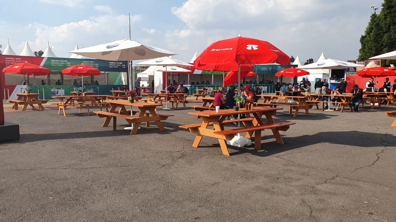 Predominan los colores rojo y azul en las inmediaciones del Estadio Azteca.