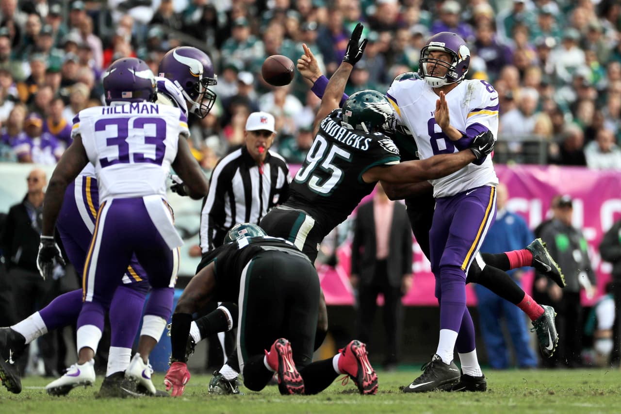 Philadelphia presionó a Sam Bradford y le quitó el invicto a Minnesota