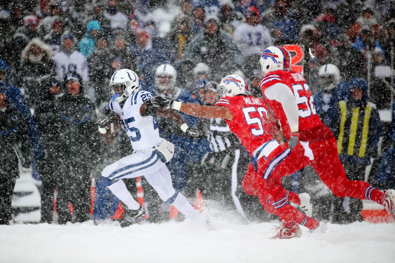Con una nevada espectacular en el Estadio Ralph Wilson, los Buffalo Bills vencieron 13 - 7 a los Indianapolis Colts en tiempo extra.