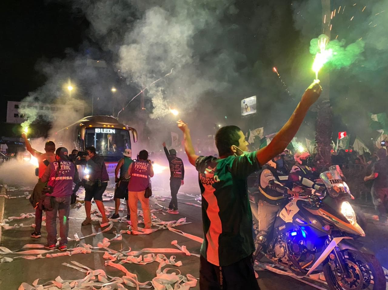 Los equipos llegan al estadio y son recibidos por miles de aficionados de la fiera, que quieren ver a su equipo levantar la novena copa de Liga MX.