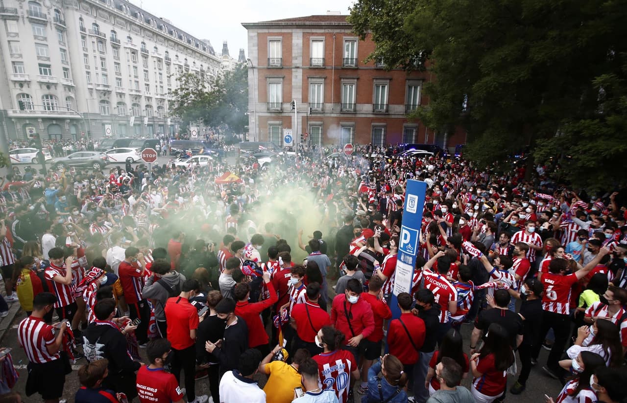 Centenares de aficionados del Atlético de Madrid se reunieron en la fuente de Neptuno para celeberar el título liguero conseguido por el club.