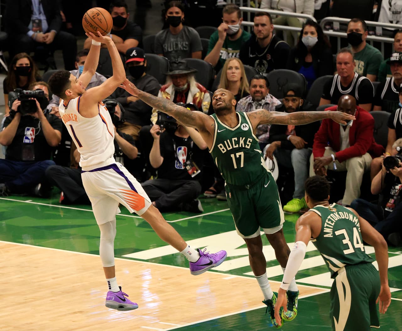 Giannis Antetokounmpo estuvo en plan grande y guió a los Bucks a vencer a Phoenix y anotarse su primer triunfo en las Finales.
