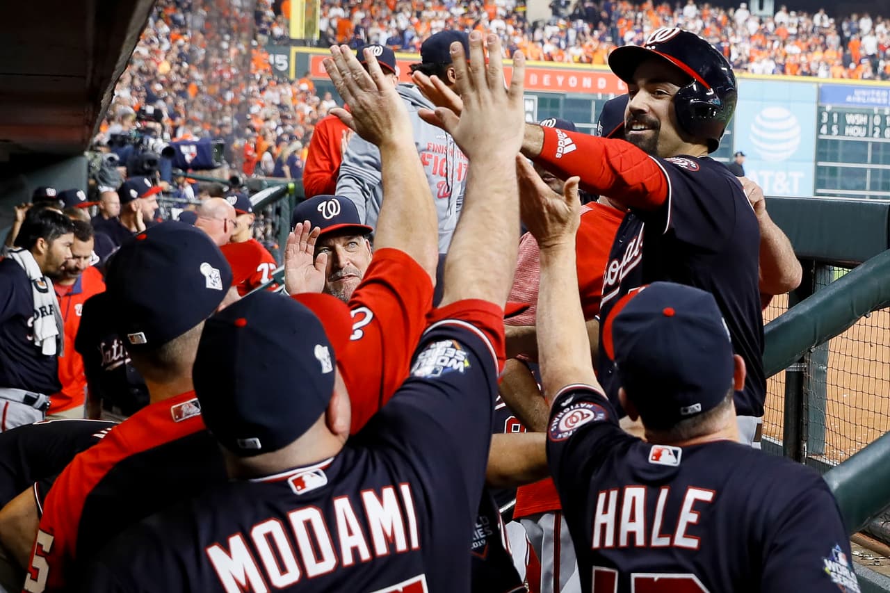 Los Houston Astros caen en el primer juego de la Serie Mundial 5-4 en el Minute Maid Park.
