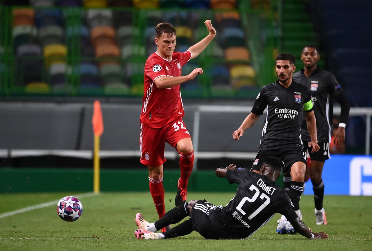 Para el segundo tiempo, Lyon adelantaba líneas para buscar el gol que los metiera en el partido.