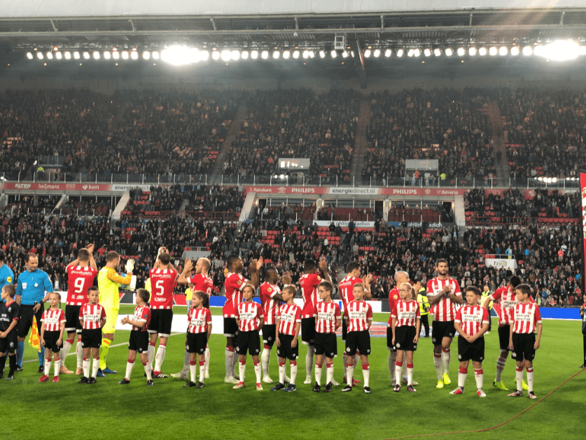 Un gran ambiente se vivía en el PSV Stadion, que entre semana recibirá un nuevo partido de la Champions League ante el Tottenham Hotspur.