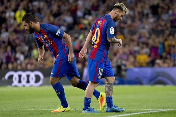BARCELONA, SPAIN - SEPTEMBER 21: Barcelona's Arda Turan (L) replaces Leo Messi (R) during the La Liga soccer match between FC Barcelona and Atletico Madrid at Camp Nou Stadium in Barcelona, Spain on September 21, 2016. (Photo by Albert Llop/Anadolu Agency/Getty Images)