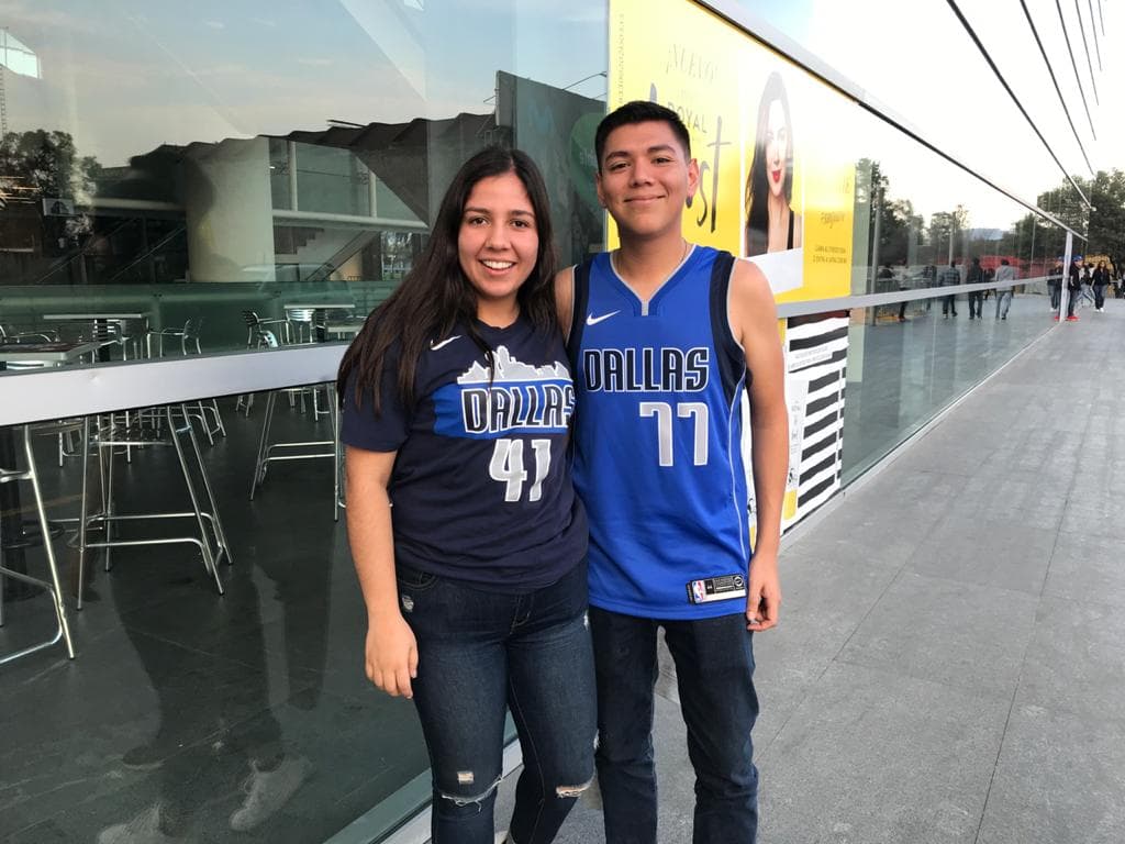 La afición mexicana luce diferentes jerseys, desde LeBron James hasta el de Najera.
