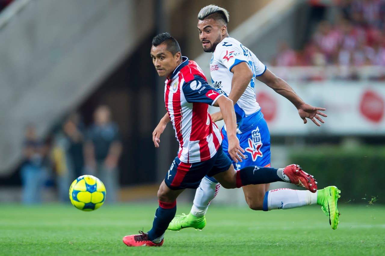 Edwin Hernández disputa un balón con Pedro Alexis Canelo.