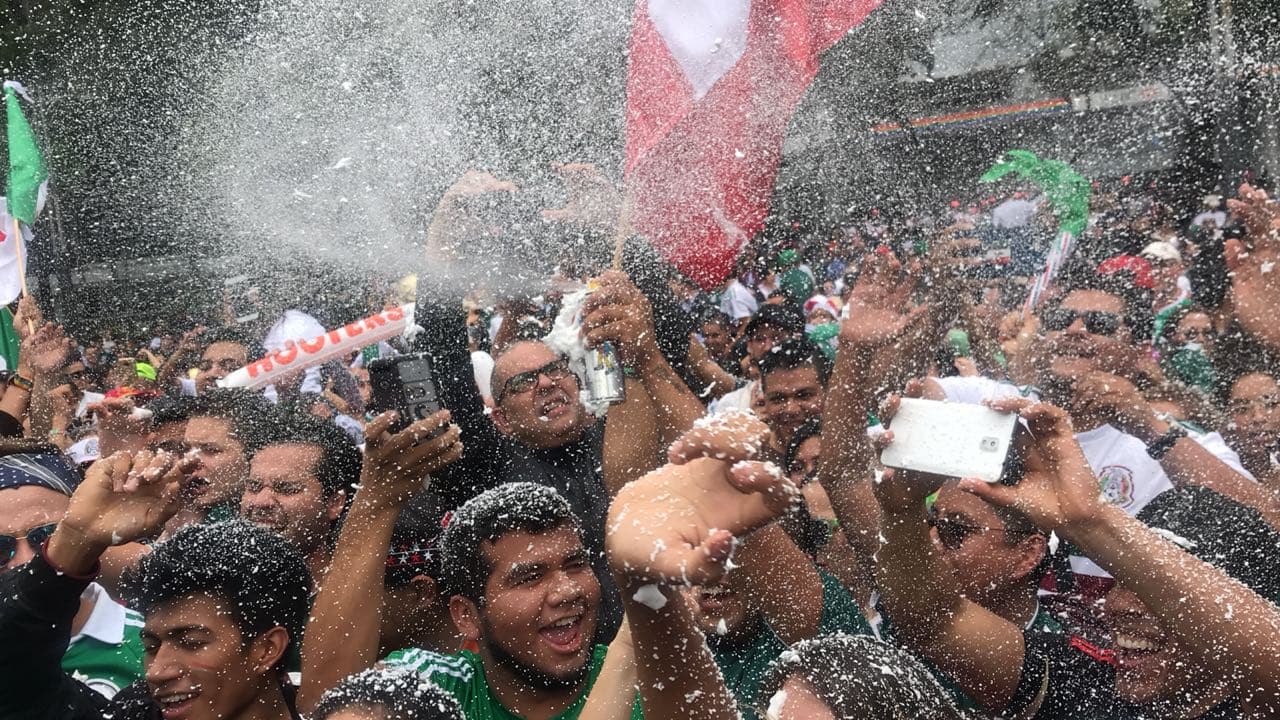 Los hinchas mexicanos se reunieron en el monumento del Ángel de la Independencia para celebrar un triunfo que pone de líder a México en el grupo F y lo pone a soñar con octavos de final del Mundial.