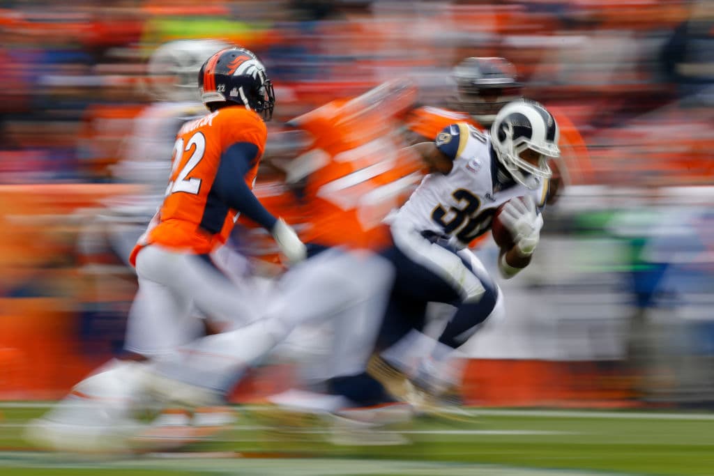 Con otra inspirada actuación de Todd Gurley II lleva sobre sus hombros a los Los Angeles Rams para guiarlos a una victoria más, esta vez 23-20 sobre los Denver Broncos en Mile High Stadium.