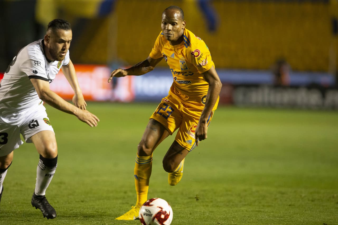 Luis Quiñones presiona en la salida y comete una muy innecesaria falta.