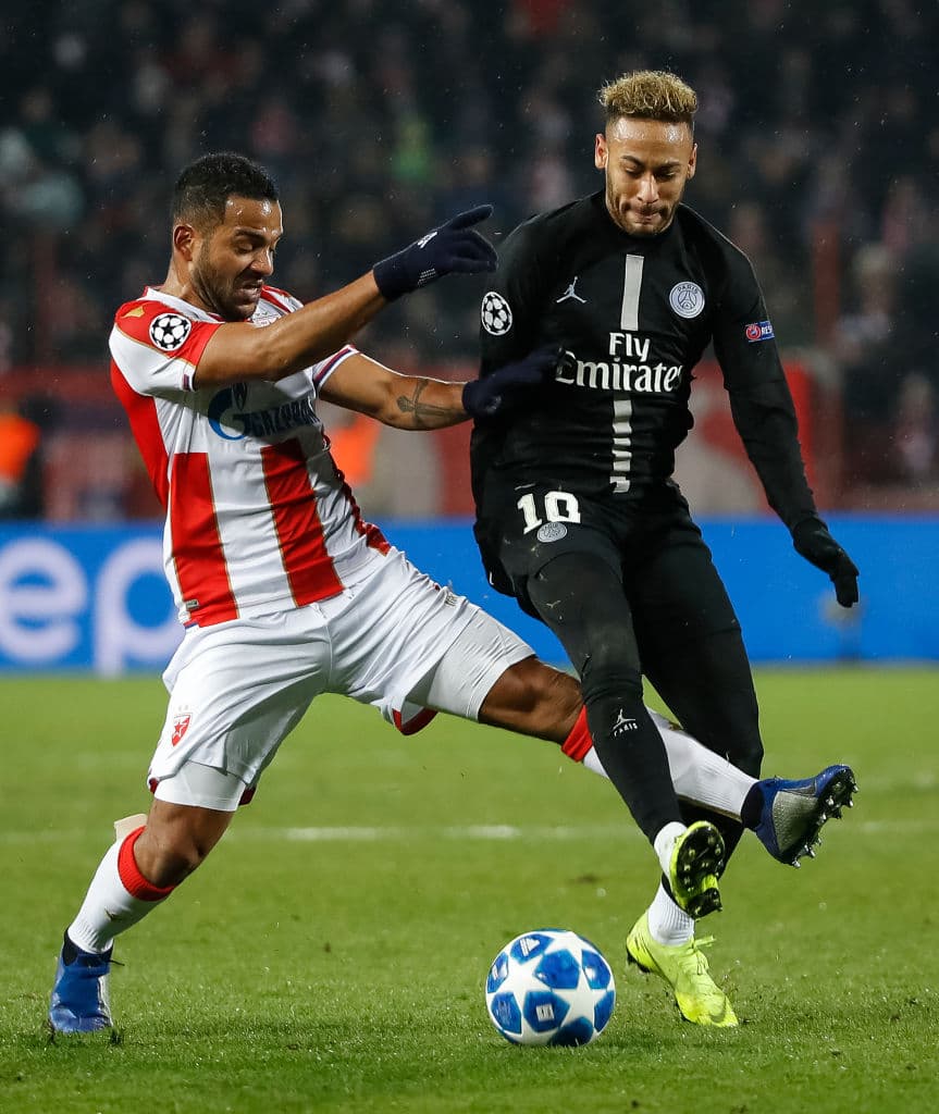 Otra gran polémica ocurrió en enero de 2018, durante un partido entre PSG y Rennes. En los minutos finales, un adversario se cayó y Neymar le ofreció la mano. Cuando el jugador alzó la suya, el brasileño se alejó, riéndose. La actitud fue apuntada como falta de respecto, pero Neymar declaró a un medio de Brasil que el fútbol era demasiado aburrido y que no fue más que una broma.