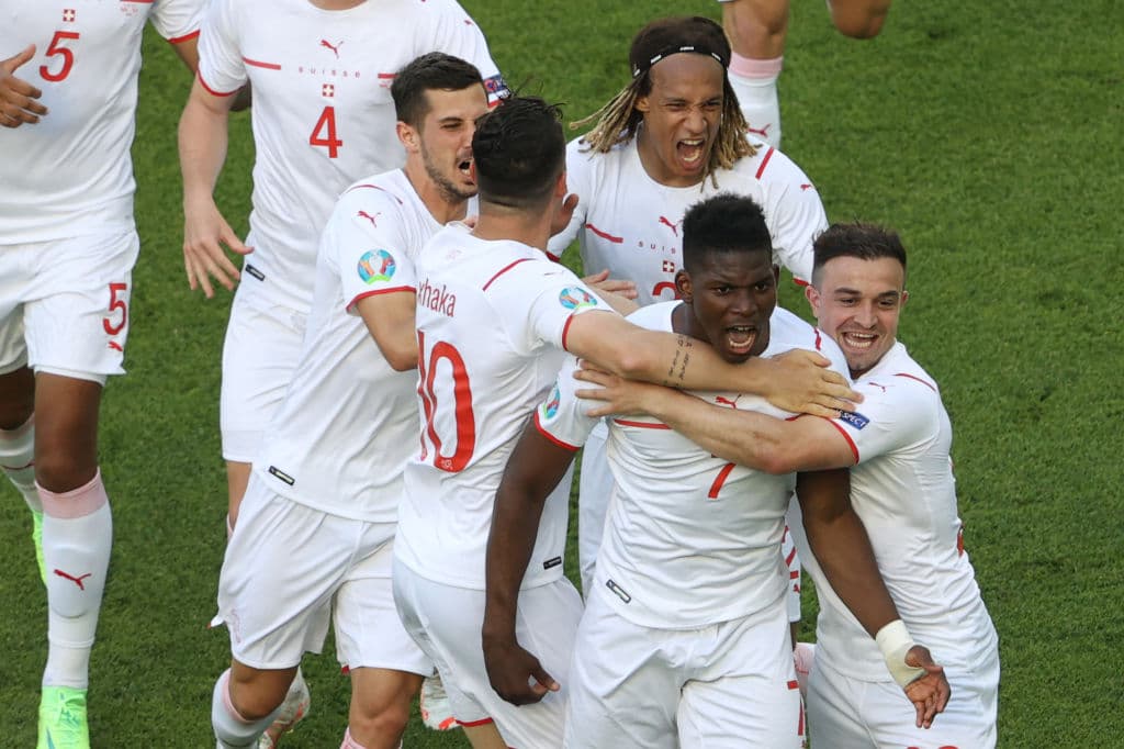 Las anotaciones de Breel Embolo y Kieffer Moore nos regalan el primer empate del torneo entre Suiza y Gales.