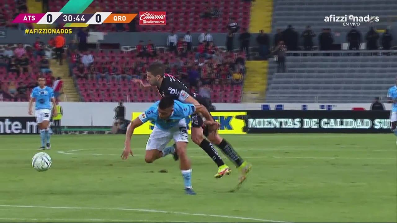 Hugo Nervo fue expulsado y se pierde el clásico tapatío