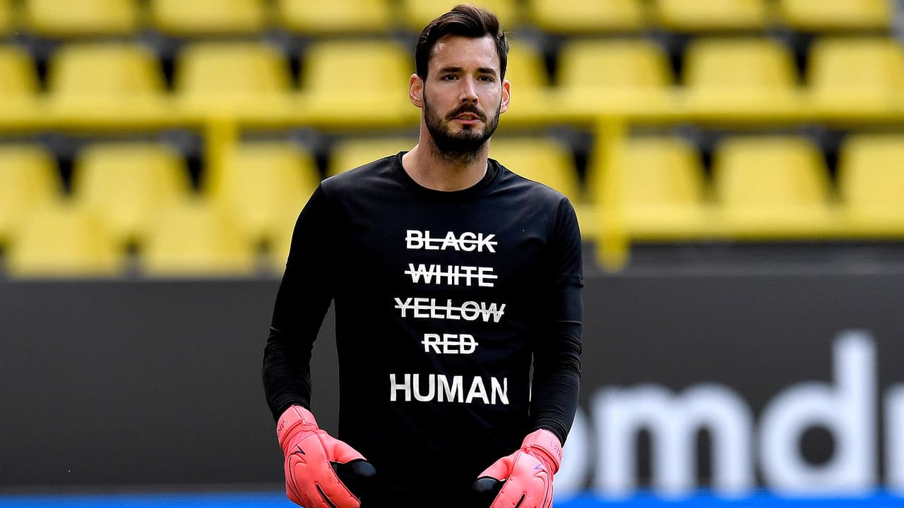 Antes del encuentro ante Hertha Berlin, los jugadores del Borussia Dortmund hicieron el calentamiento portando camisetas en apoyo a la etiqueta #BlackLivesMatter. Previo al silbatazo inicial, ambas escuadras se arrodillaron formando un círculo al centro de la cancha en forma de protesta ante el racismo y la discriminación.