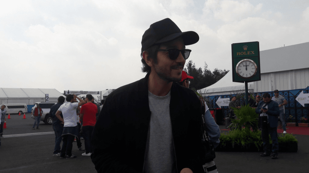 Diego Luna, actor y director de cine, fue otro de los que se vio en el trazado mexicano.