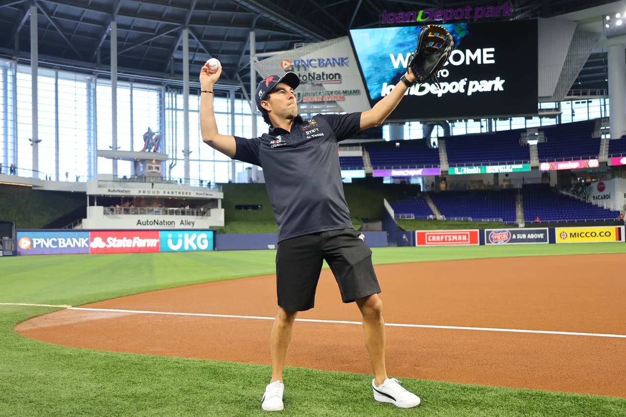 Checo Pérez y Verstappen dan primer lanzamiento en partido de los Marlins
