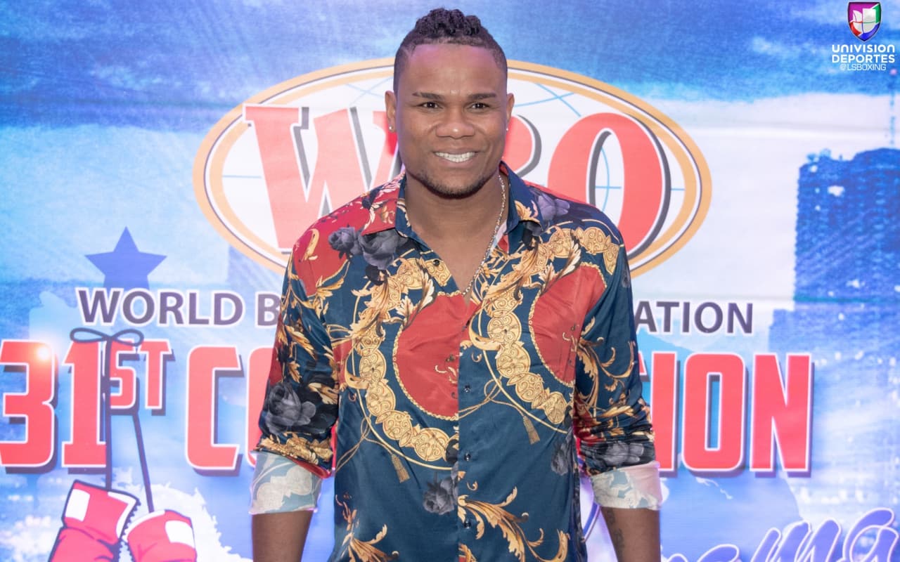 Eléider Álvarez, ganador del reconocimiento al resultado inesperado del año de la OMB, tras noquear a Sergey Kovalev.