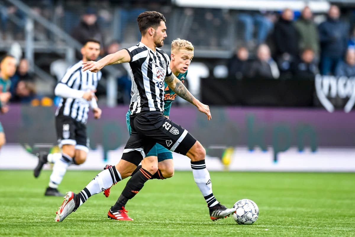 Jeff Hardeveld centra el esférico y Cyriel Dessers falla el tiro.