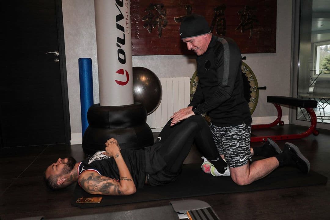 Francia cuenta con ciertas medidas restrictivas, incluso se tiene que presentar un certificado para poder andar en la calle. El PSG recomendó a sus jugadores estar en casa y entrenar en solitario una hora y media todos los días.