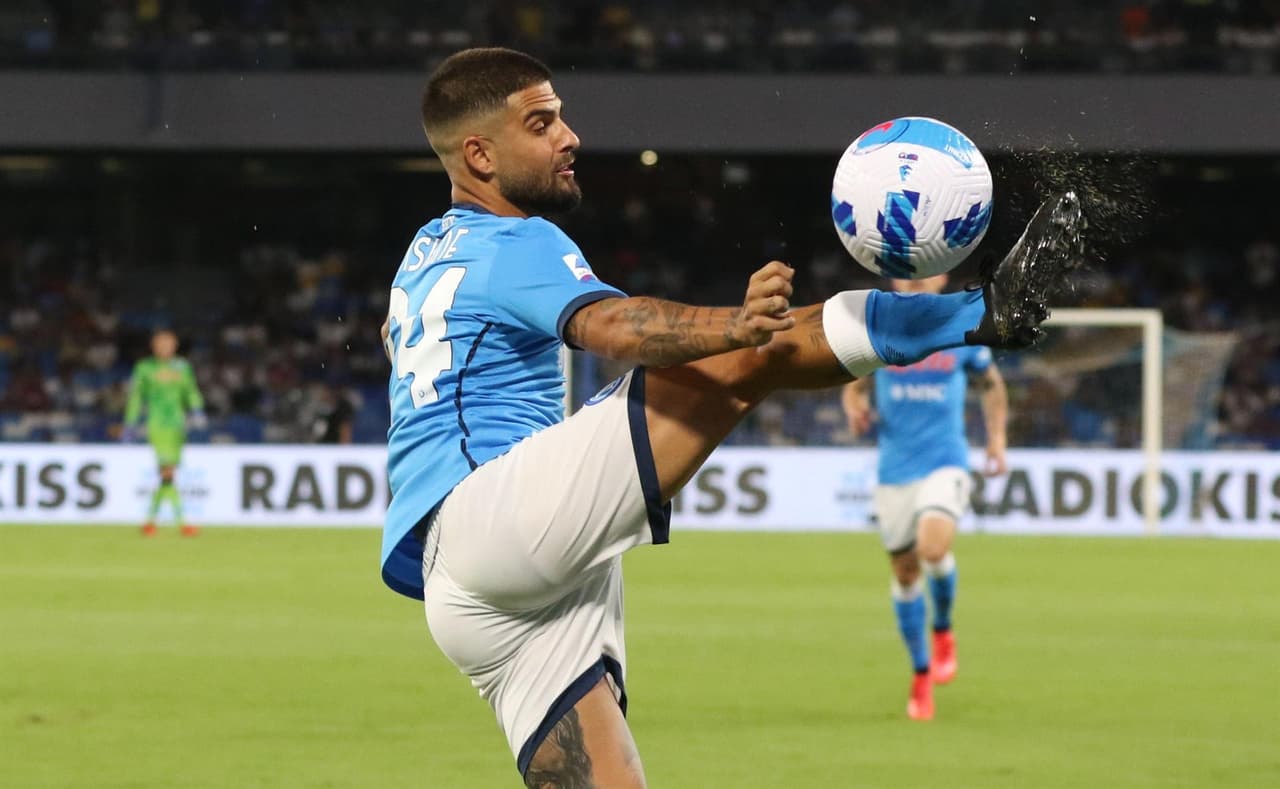 Napoli derrota 2-0 a Venecia en el Estadio Diego Armando Maradona y con 10 hombres tras la expulsión de Osmihen al minuto 23' del encuentro. Lorenzo Insigne convirtió un penalti en gol al minuto 62' y diez minutos después, Elif Elmas hizo el segundo al 72'. El mexiano Hirving Lozano entró 20 minutos antes del silbido final.