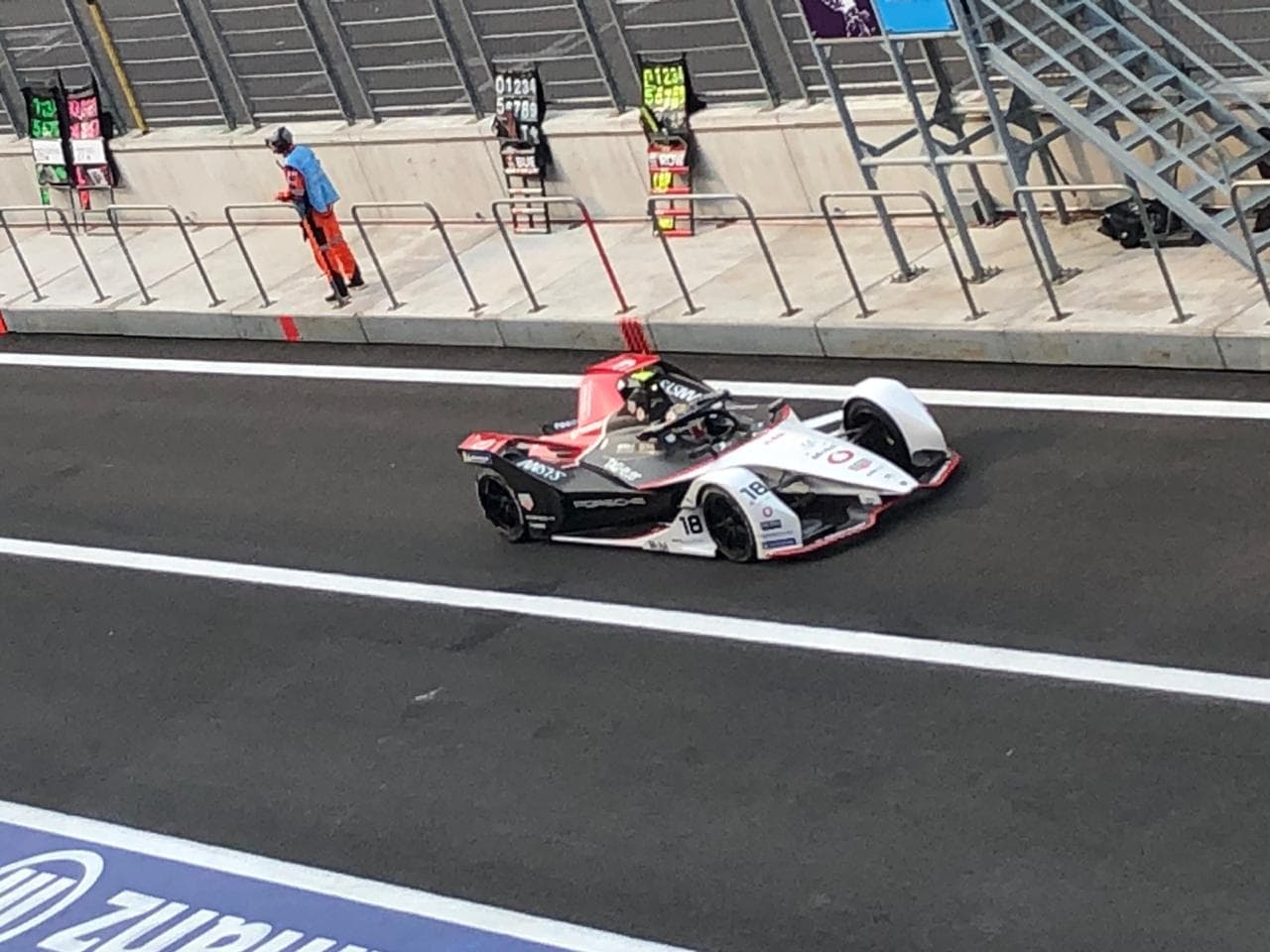 Con el último voltio de su batería arrebató la bandera de cuadros en el Autódromo Hermanos Rodríguez.