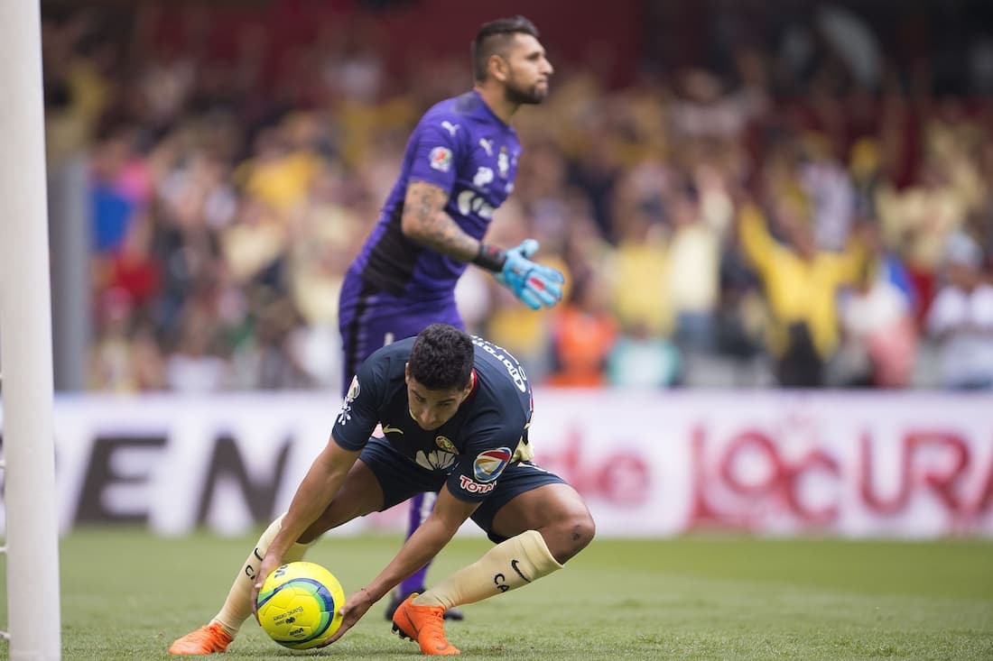 El paraguayo cobró ante Jonathan Orozco y subió el primer gol al marcador que encendía los ánimos en el Azteca.
